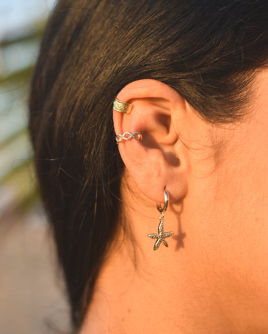 Ear Cuff enchapado en oro con diseño trenzado