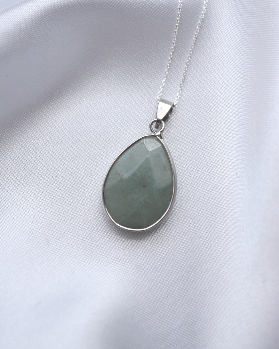 Collar de Jade – Colgante Gota Facetada