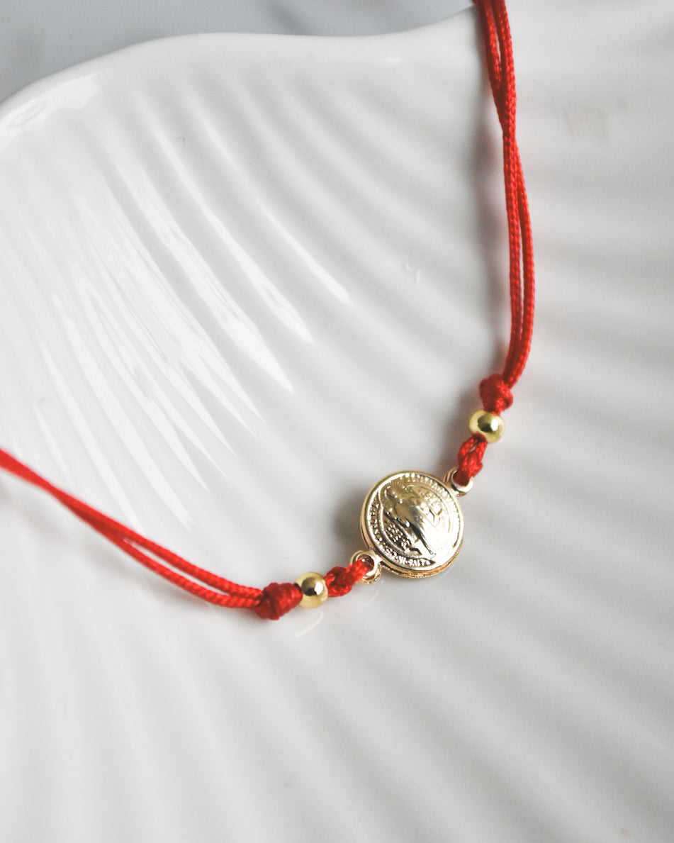 Pulsera de San Benito con Hilo Rojo – Protección Espiritual y Estilo Minimalista