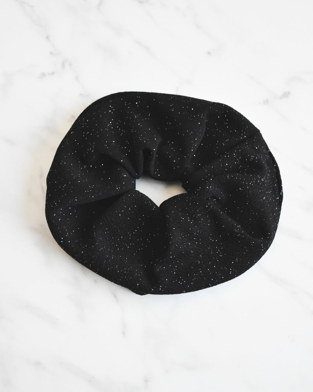 Scrunchie Negro con Brillos – Hecho a mano