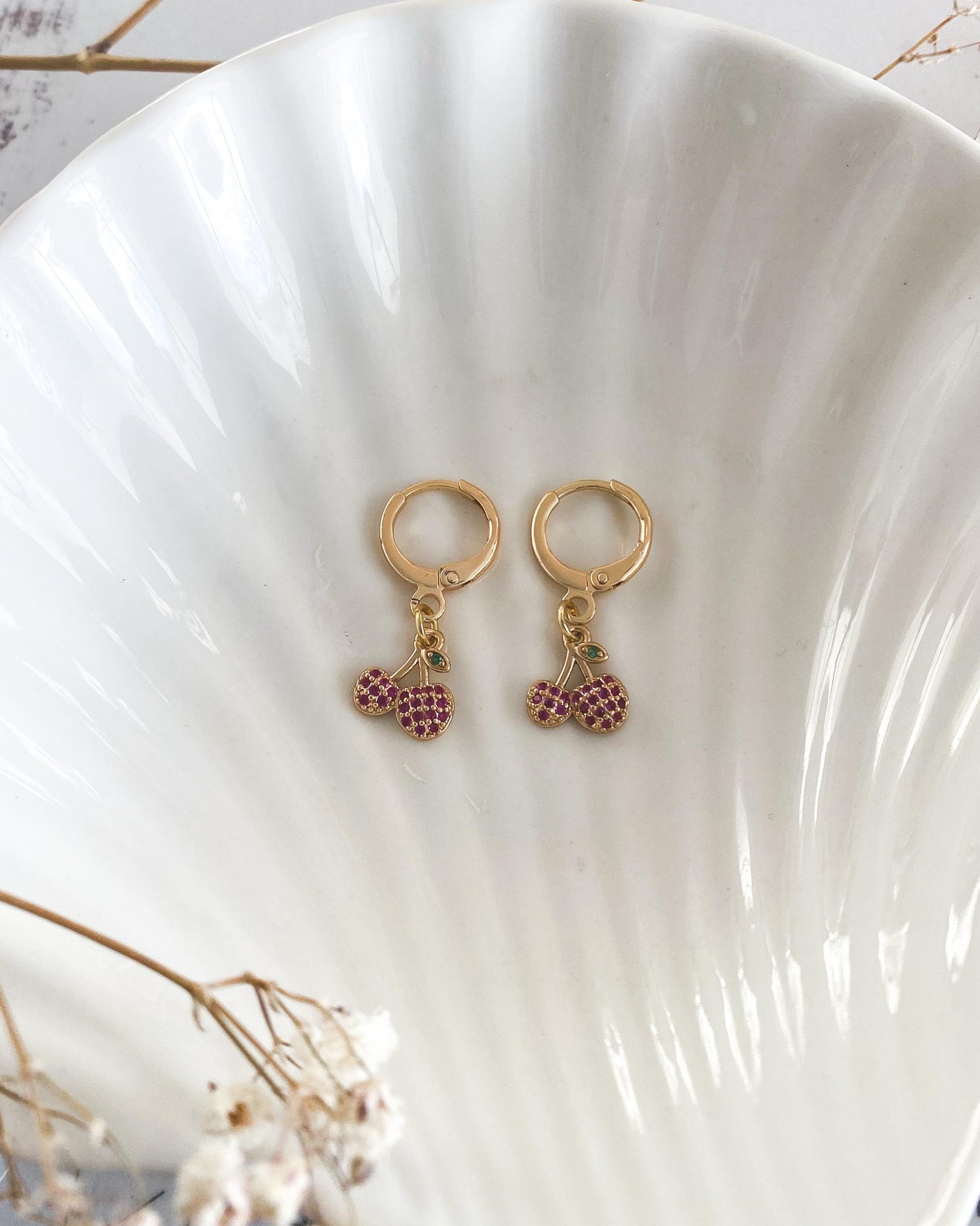 Aros Huggies con Colgante de Cereza