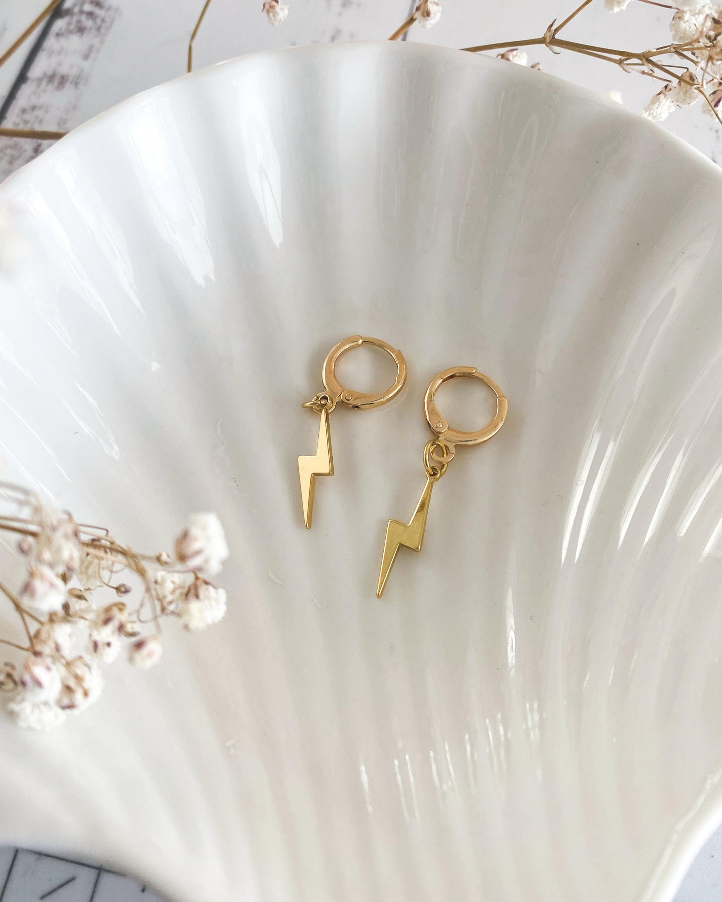 Aros Huggies con Colgante de Rayo Bañados en Oro