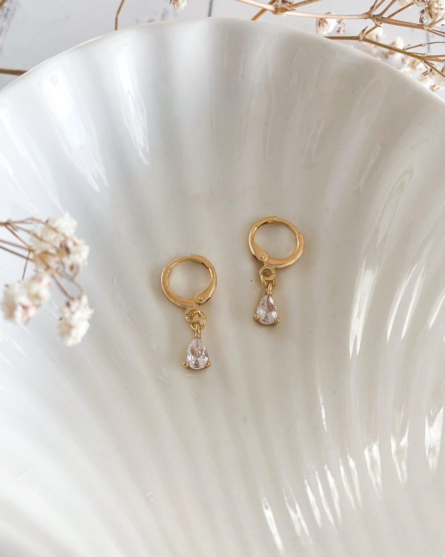 Aros Huggies con Colgante de Gotita de Circón