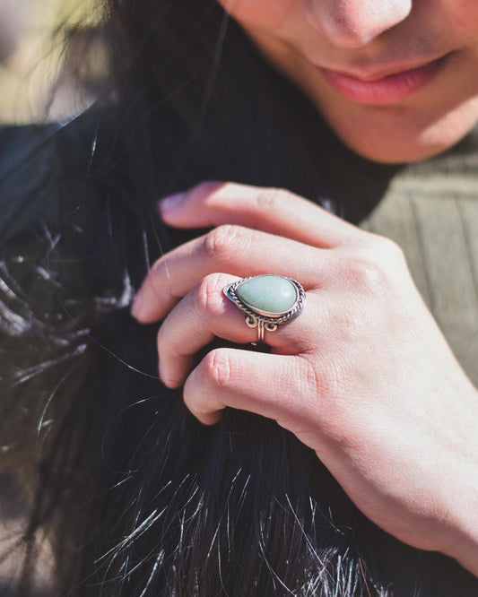 Anillo de Alpaca Ajustable con Jade Verde – Abundancia y Armonía Interior