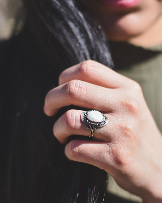 Anillo de Alpaca con Piedra Luna – Hecho a Mano | Calma y Energía Femenina