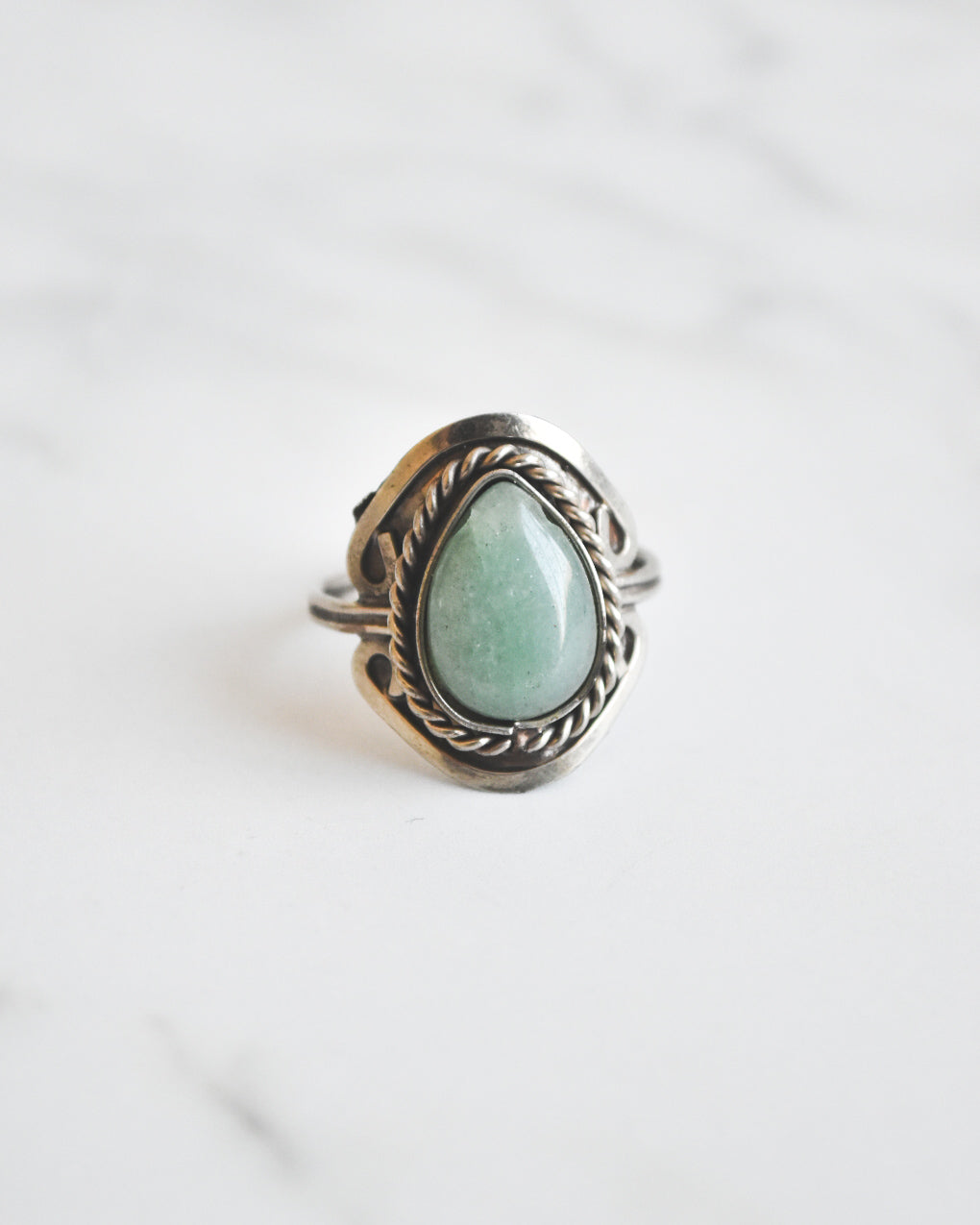Anillo de Alpaca Ajustable con Jade Verde – Abundancia y Armonía Interior