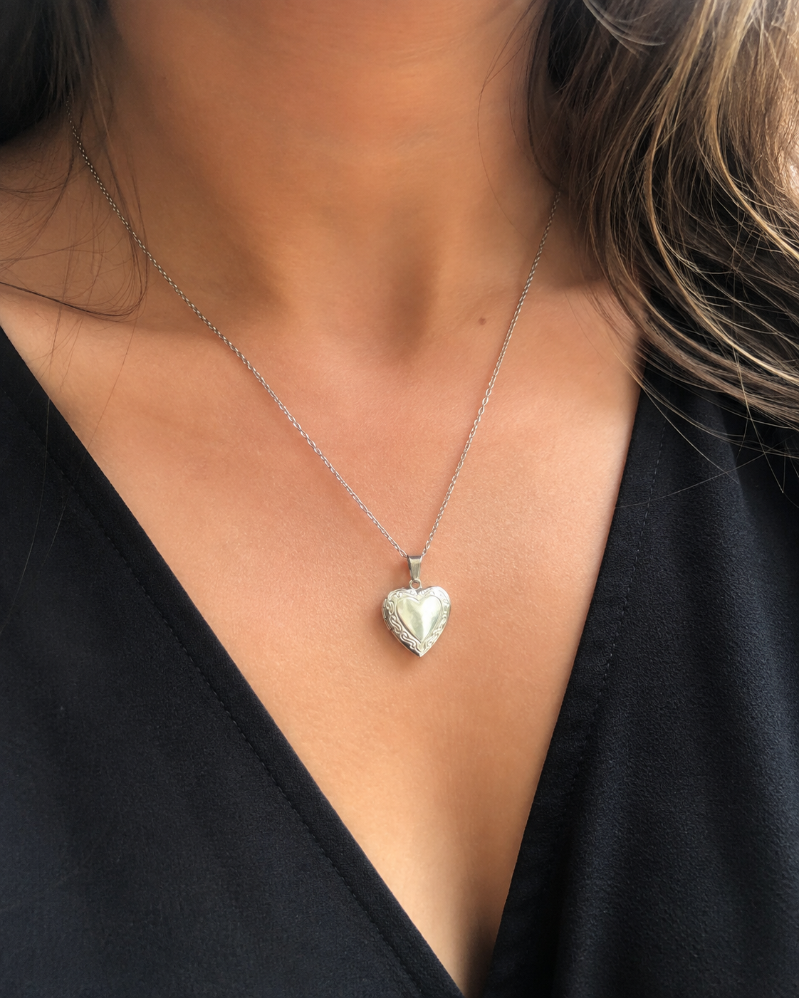 Relicario corazón ornamental en acero plateado