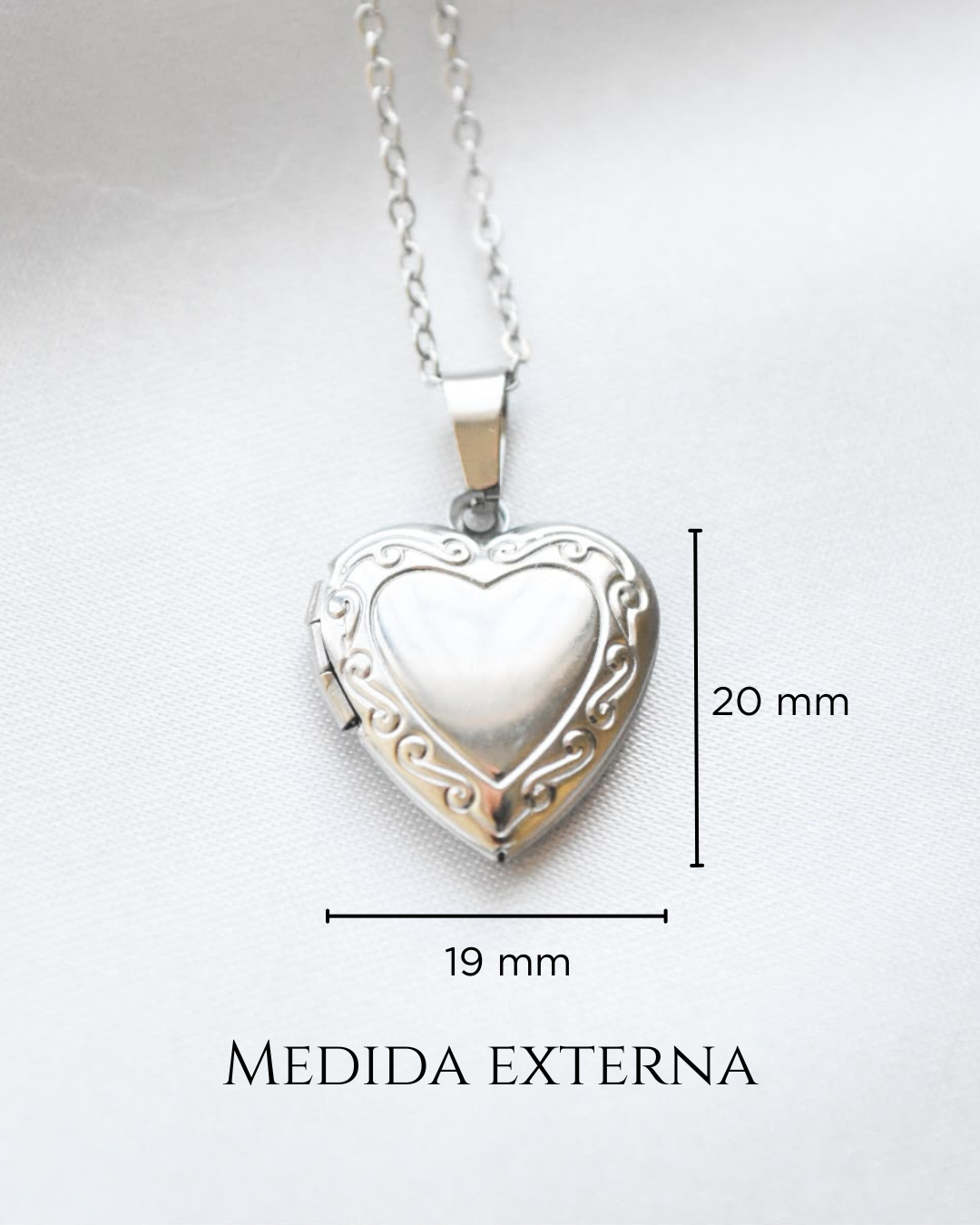 Relicario corazón ornamental en acero plateado