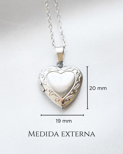 Relicario corazón ornamental en acero plateado