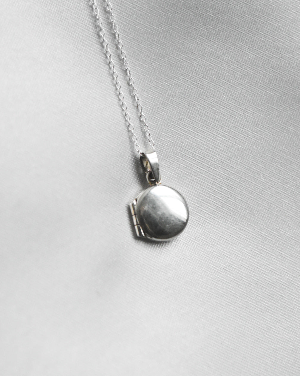 Círculo Eterno – Mini Relicario Redondo de Plata 925