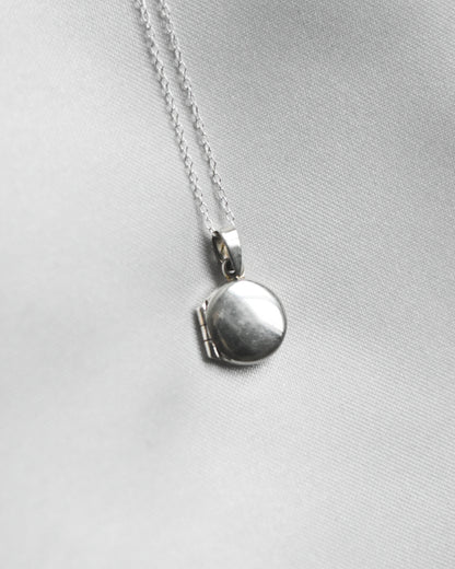 Círculo Eterno – Mini Relicario Redondo de Plata 925