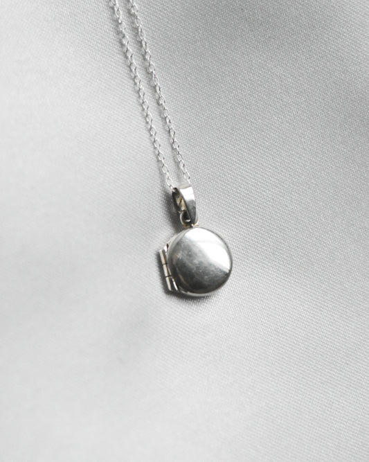 Círculo Eterno – Mini Relicario Redondo de Plata 925