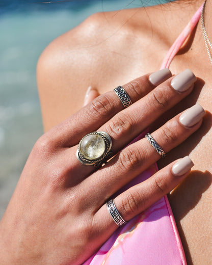 Anillo de Alpaca Ajustable con Cuarzo Cristal – Claridad Mental y Energía Elevada