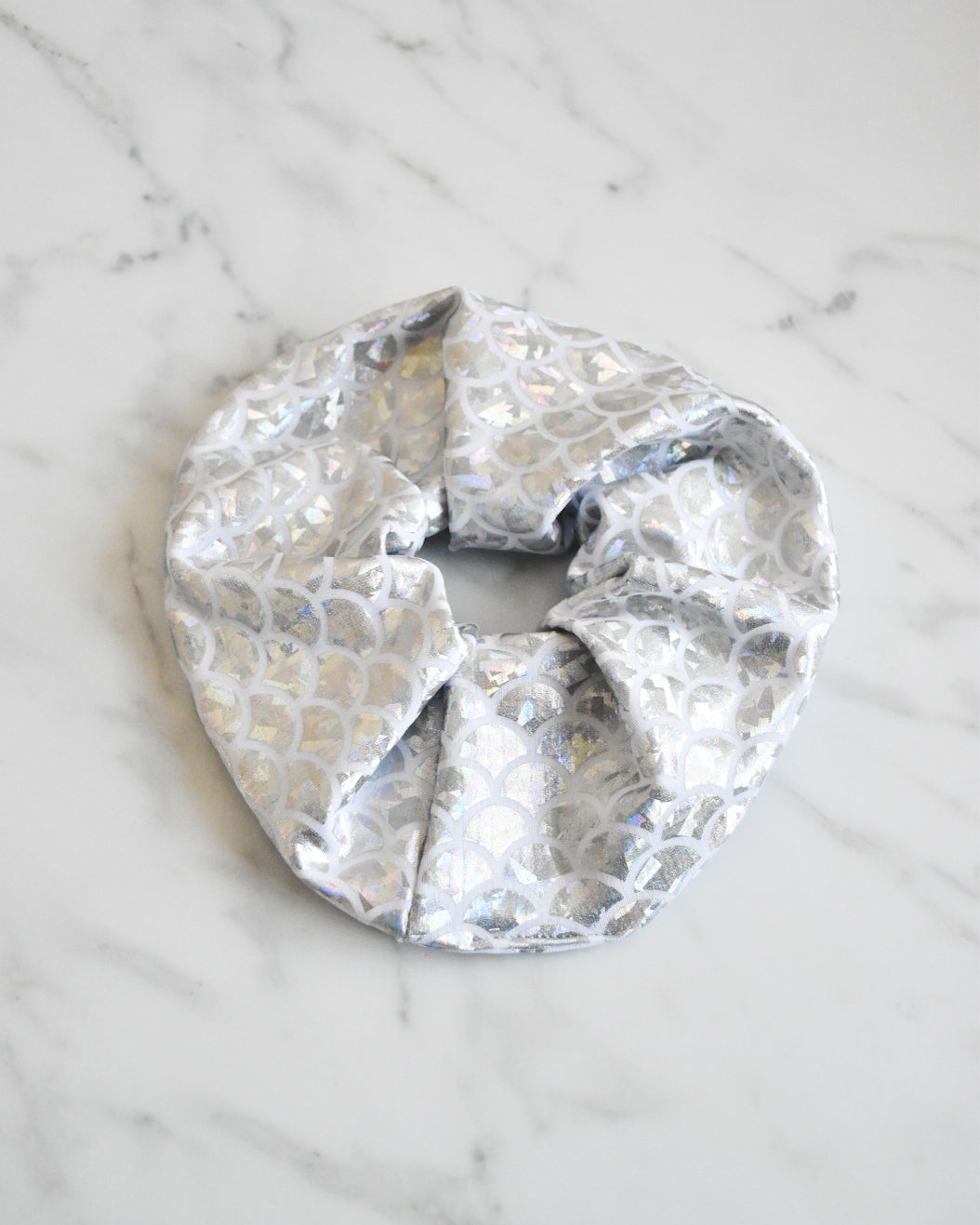 Scrunchie Escamas Holográficas Plateadas – Hecho a Mano