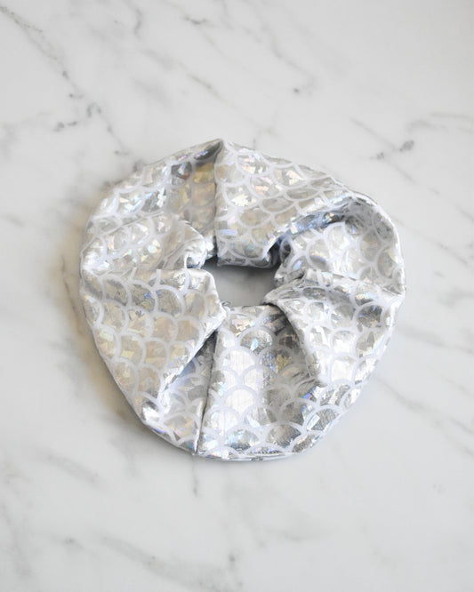 Scrunchie Escamas Holográficas Plateadas – Hecho a Mano