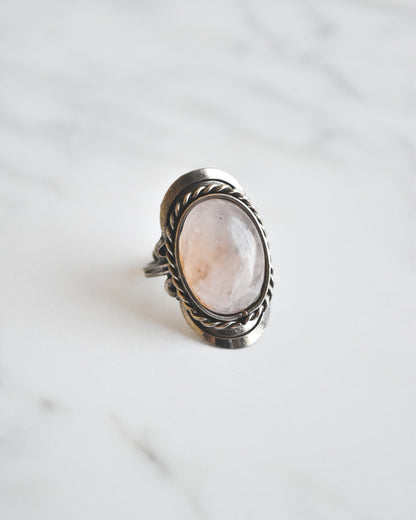 Anillo de Alpaca Ajustable con Cuarzo Rosado – Amor Propio y Calma Emocional