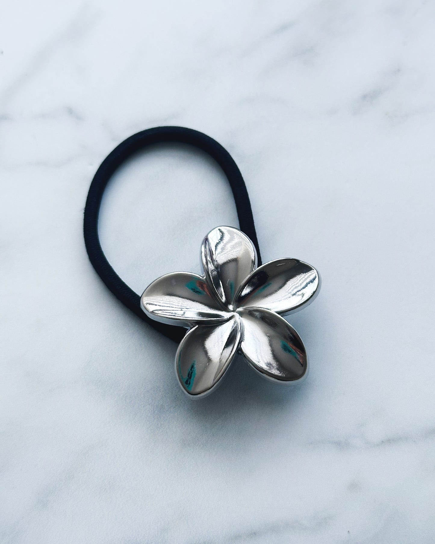 Colet con dije de flor hawaiana