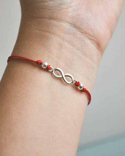 Pulsera Amuleto Infinito de Hilo Rojo y Plata 925 – Conexión, Amor y Energía sin Límites