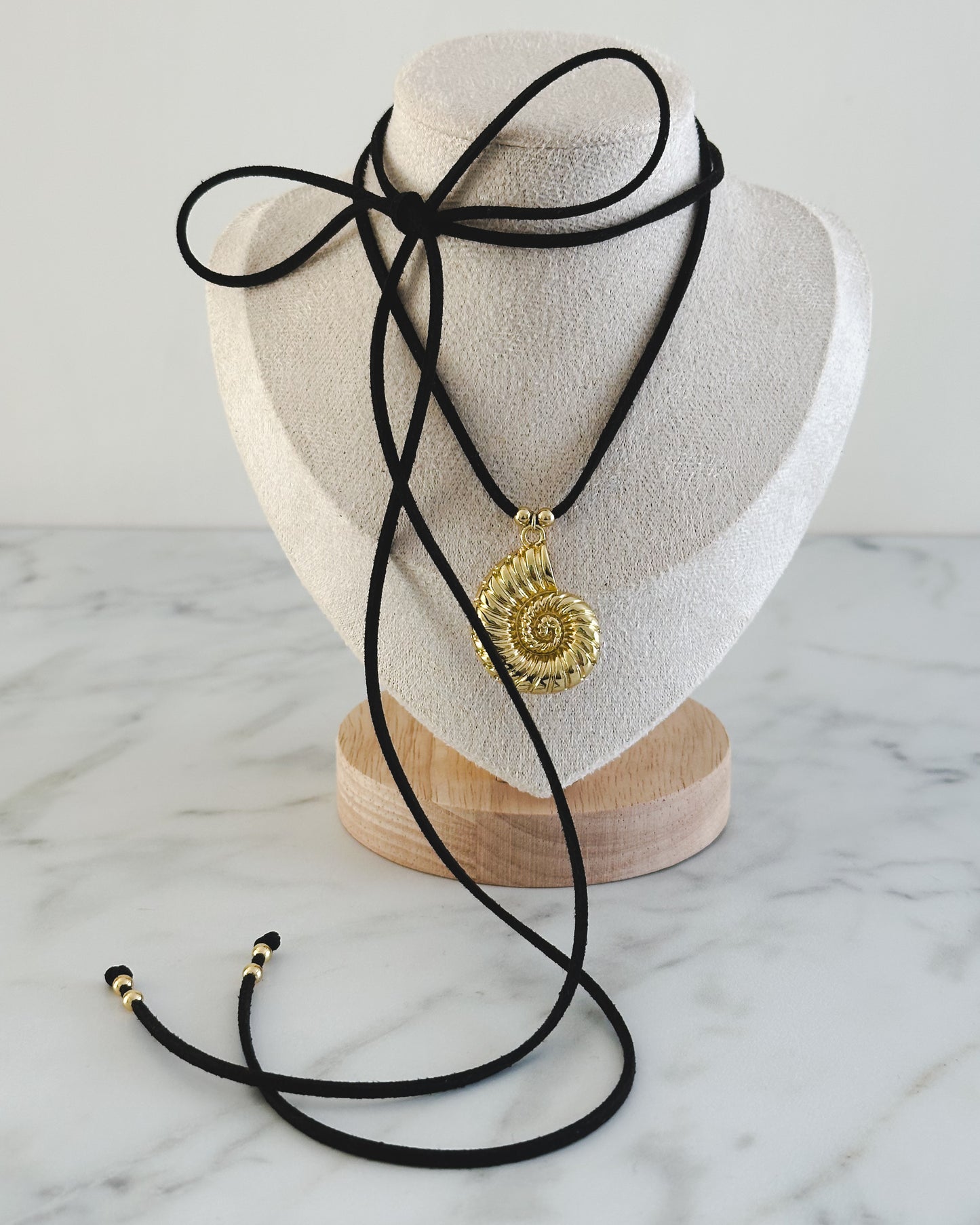 Collar versátil Nautilus en gamuza negra – Elegancia y estilo marino