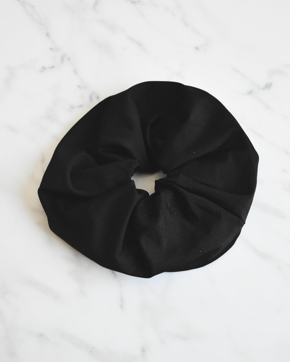 Scrunchie Negro de Tela Suave – Hecho a mano