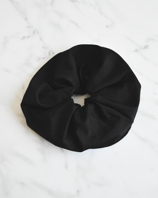 Scrunchie Negro de Tela Suave – Hecho a mano