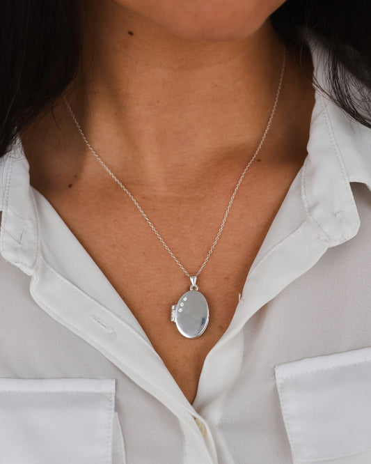 Relicario Ovalado en Plata 925 con Tres Circones