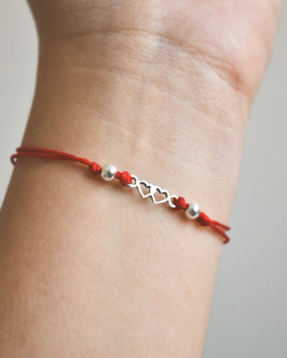 Pulsera Amuleto de Amor Hilo Rojo y Plata 925 – Corazones Unidos y Energía del Amor Verdadero