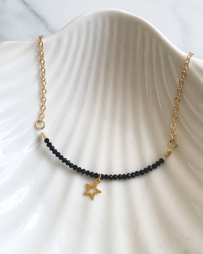 Collar de Cristales Negros con Estrella y Cadena Bañada en Oro – Elegancia y Protección