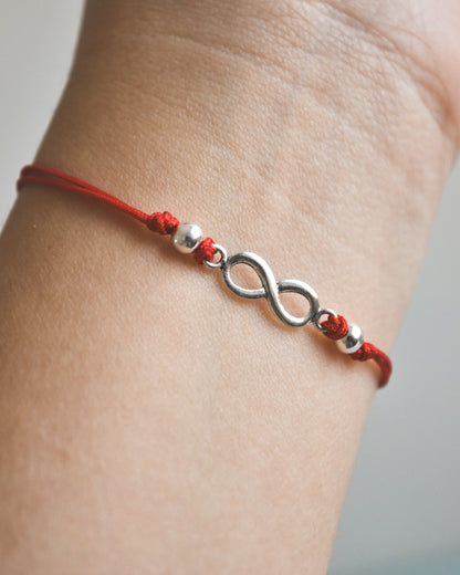 Pulsera Amuleto Infinito de Hilo Rojo y Plata 925 – Conexión, Amor y Energía sin Límites