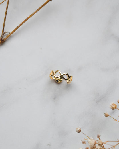 Ear Cuff enchapado en oro con diseño trenzado