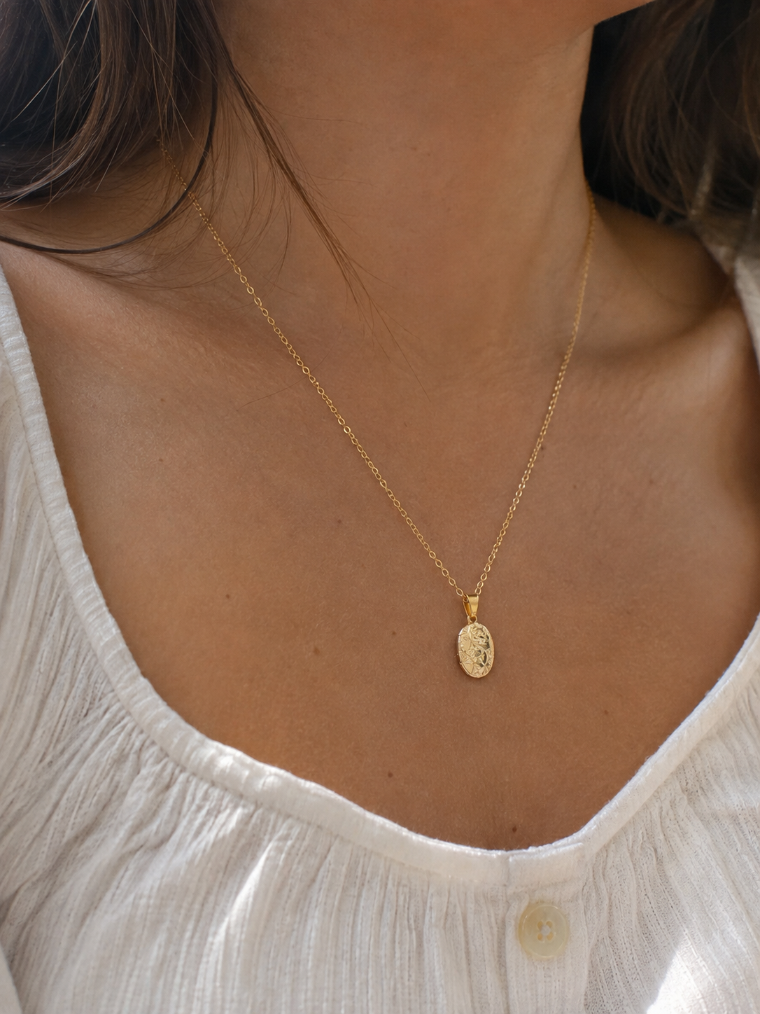 Mini relicario ovalado floral enchapado en oro