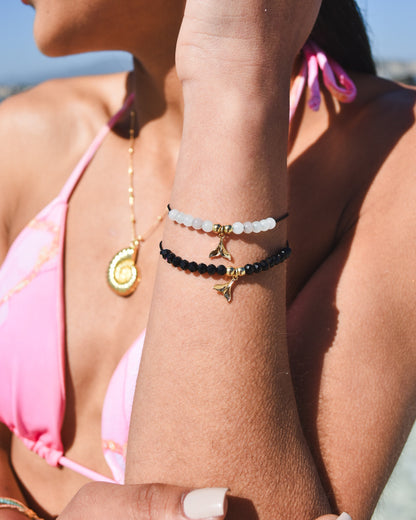 Pulsera Ajustable con Cristales Negros y Dije Colita de Ballena en Baño de Oro