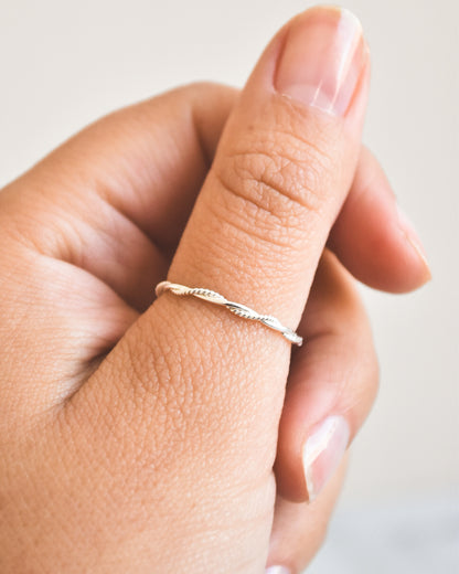 Anillo Plata 925 Tailandesa con Diseño Doble Enlazado