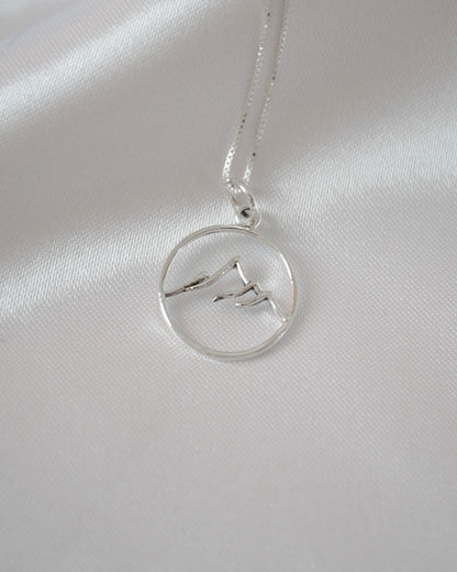 Collar de Plata con Colgante de Montaña