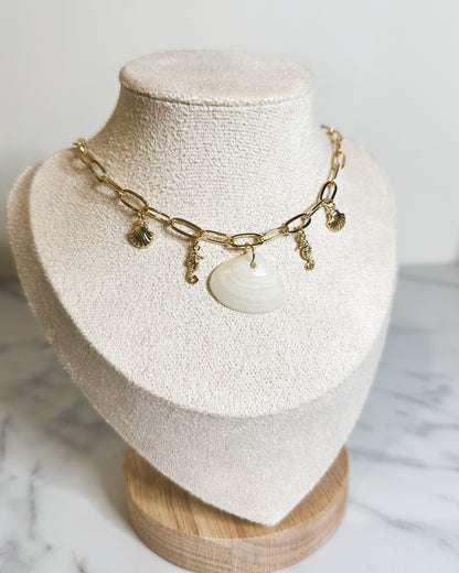 Collar Sirena Dorada – Eslabones con dijes marinos y conchita real