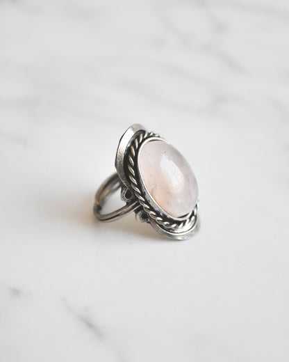 Anillo de Alpaca Ajustable con Cuarzo Rosado – Amor Propio y Calma Emocional