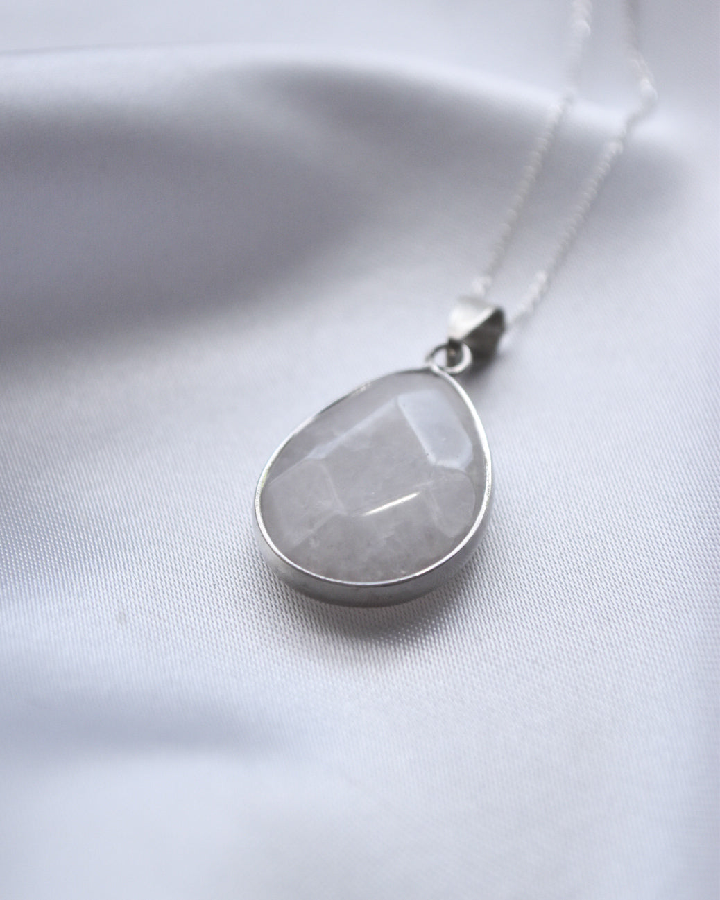 Collar de Cuarzo Blanco – Colgante Gota Facetada