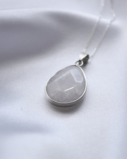 Collar de Cuarzo Blanco – Colgante Gota Facetada