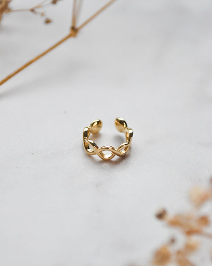 Ear Cuff enchapado en oro con diseño trenzado