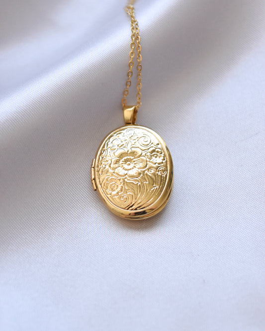 Relicario Ovalado Floral Bañado en Oro