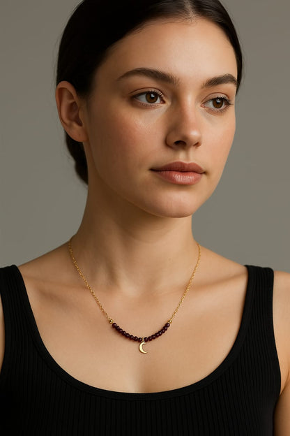 Collar de Cristales Morados con Luna y Cadena Bañada en Oro – Magia y Espiritualidad