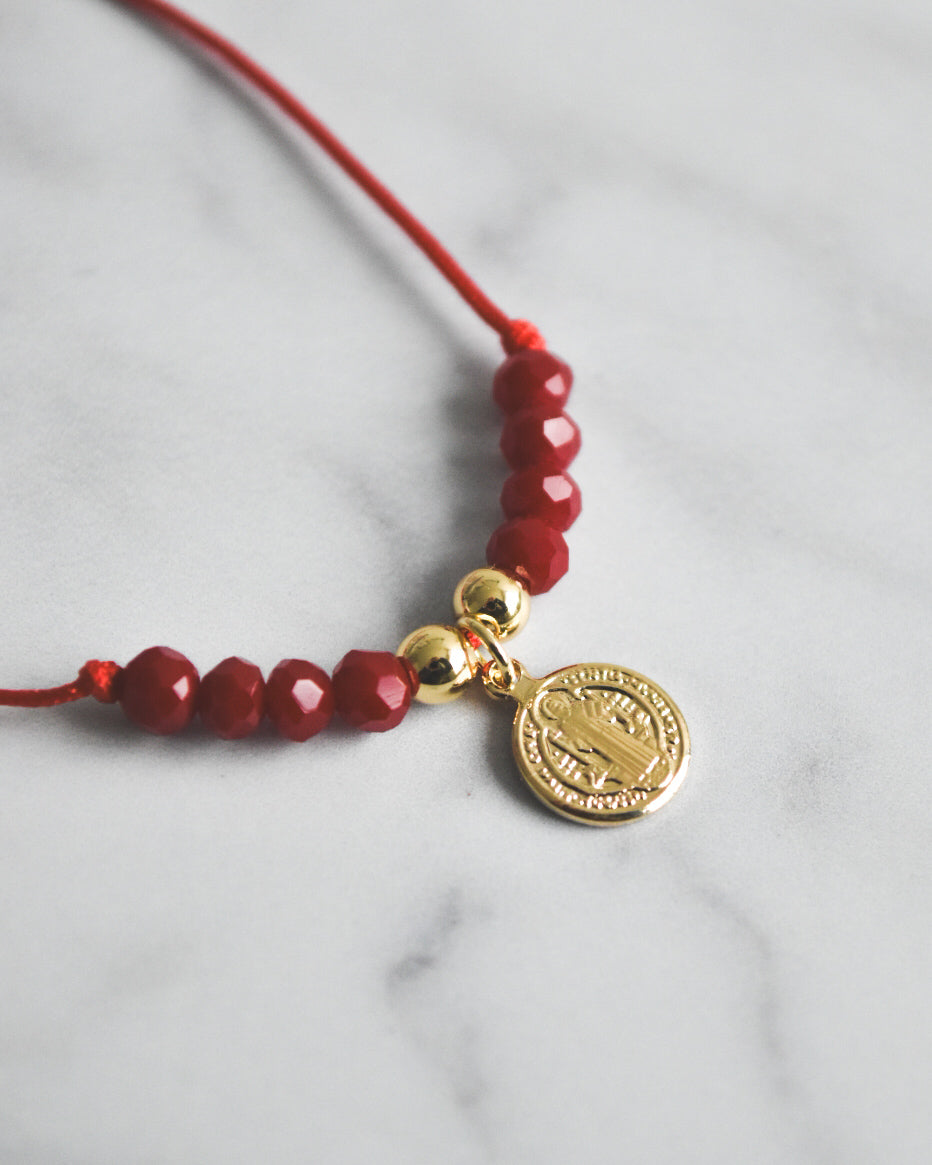Pulsera Amuleto de San Benito con Hilo Rojo y Cristales Rojos – Protección y Fuerza Espiritual