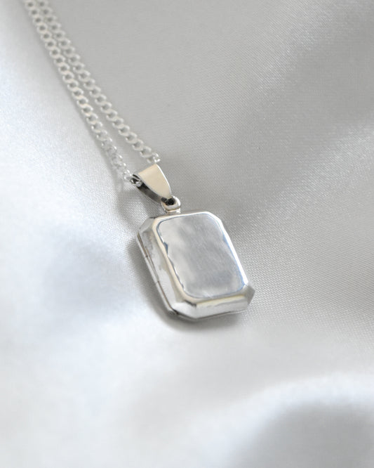 Relicario rectangular “Fuerza en lo simple” en Plata 925