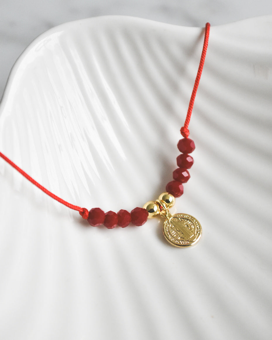 Pulsera Amuleto de San Benito con Hilo Rojo y Cristales Rojos – Protección y Fuerza Espiritual