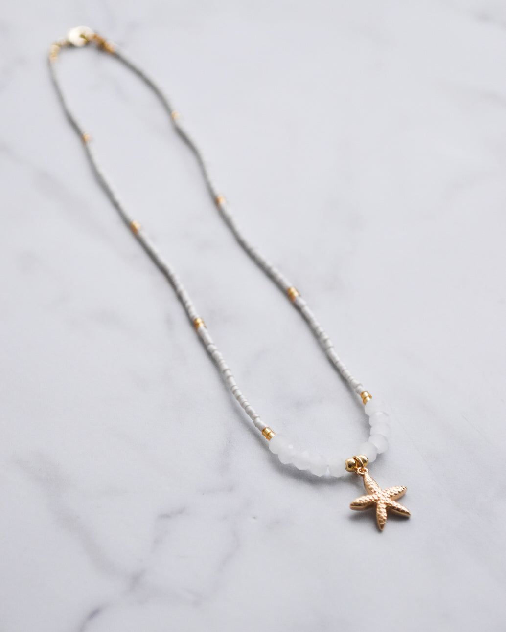 Collar Estrella de Mar Dorada – Mostacillas y Cristales Blancos
