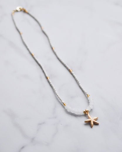 Collar Estrella de Mar Dorada – Mostacillas y Cristales Blancos