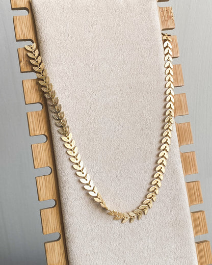 Collar de Eslabones en Forma de Hojas Bañado en Oro – Elegancia Natural