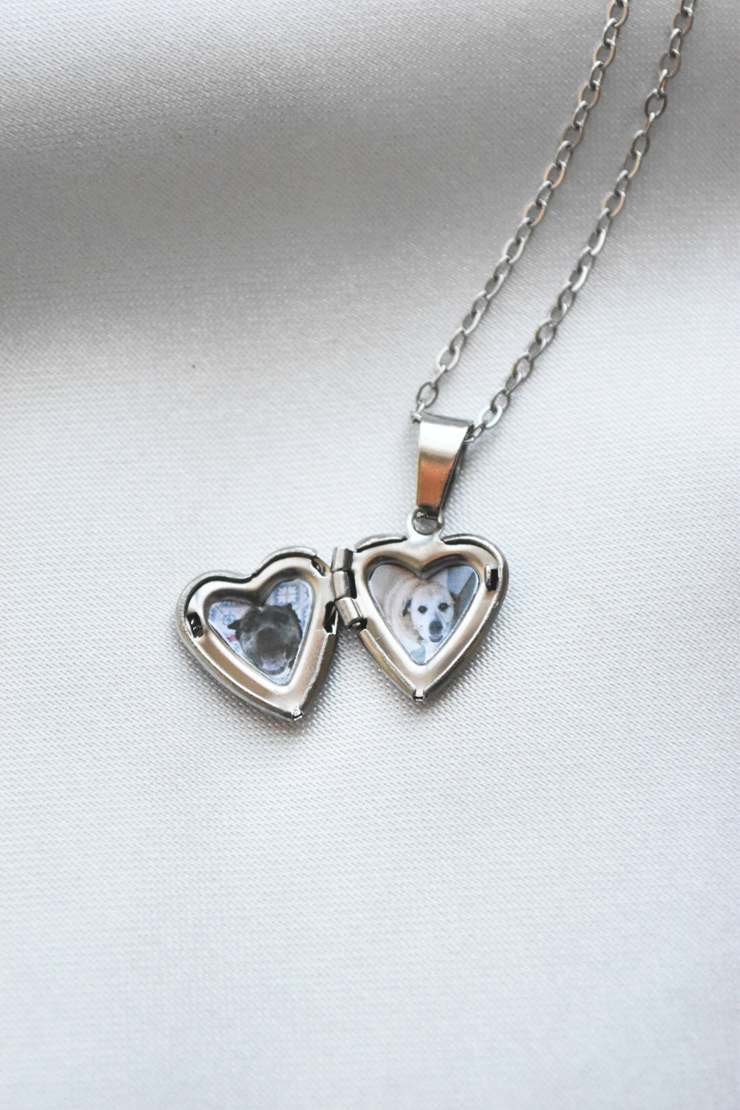 Mini relicario corazón ornamental en acero plateado