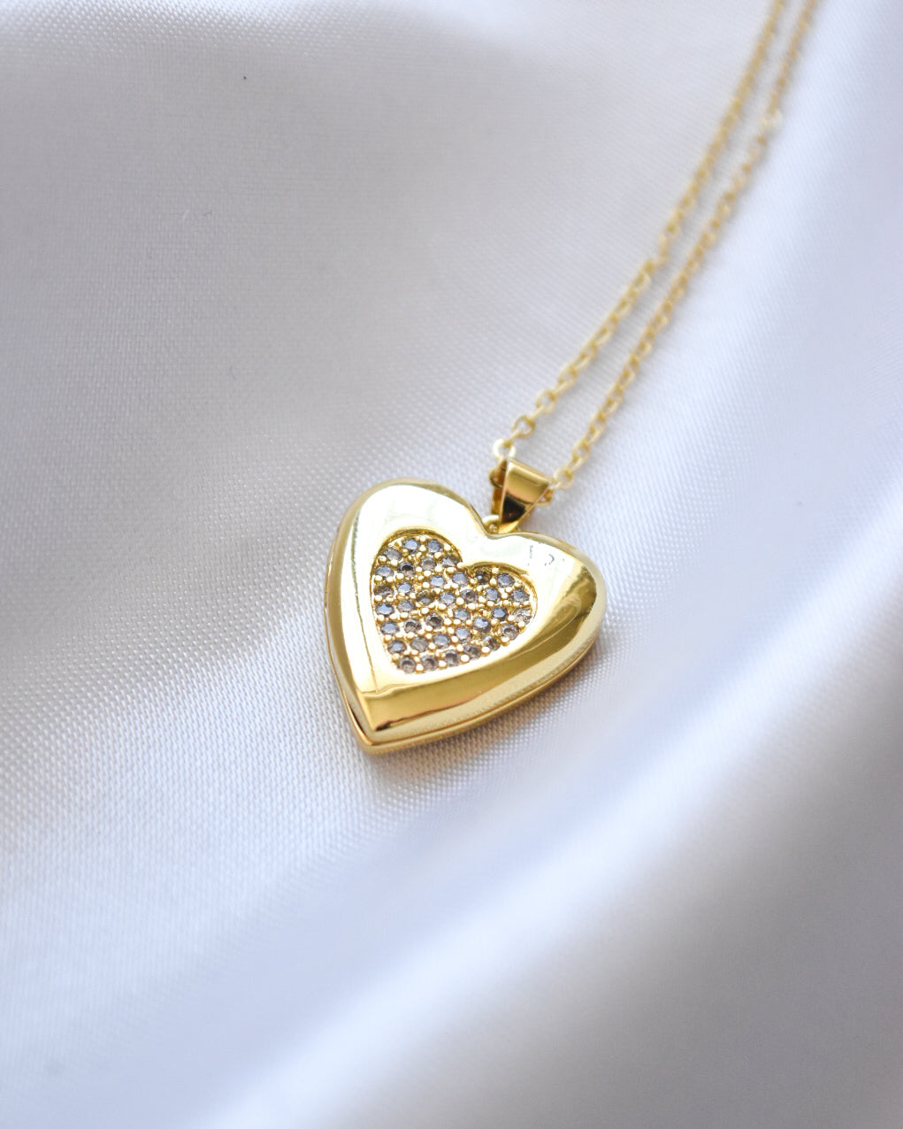 Relicario Corazón con Corazón en Circones Bañado en Oro