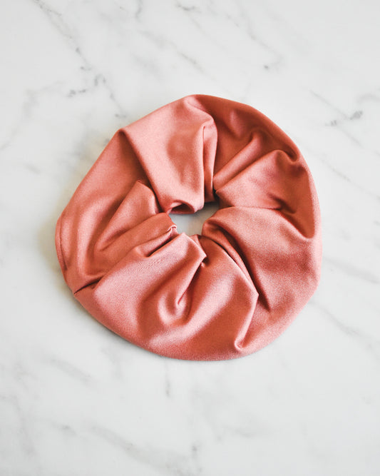 Scrunchie de Raso Palo Rosa – Hecho a mano